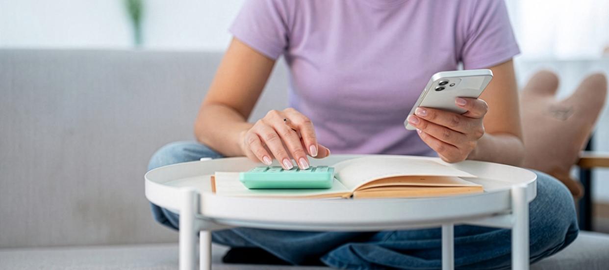 Femme gérant son budget avec calculatrice